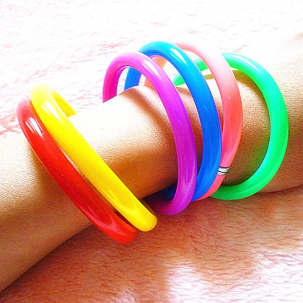 Bendable ballpoint pen with bracelet